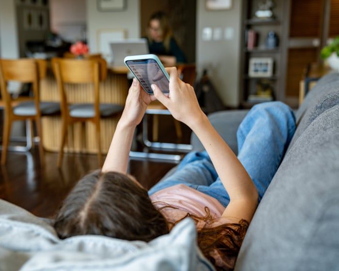 Reino Unido propõe banir redes sociais para menores de 16 anos — entenda o impasse