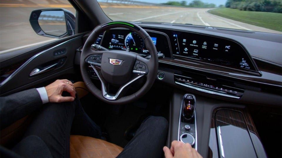GM mira 2028 para direção autônoma nível 3 em Cadillacs