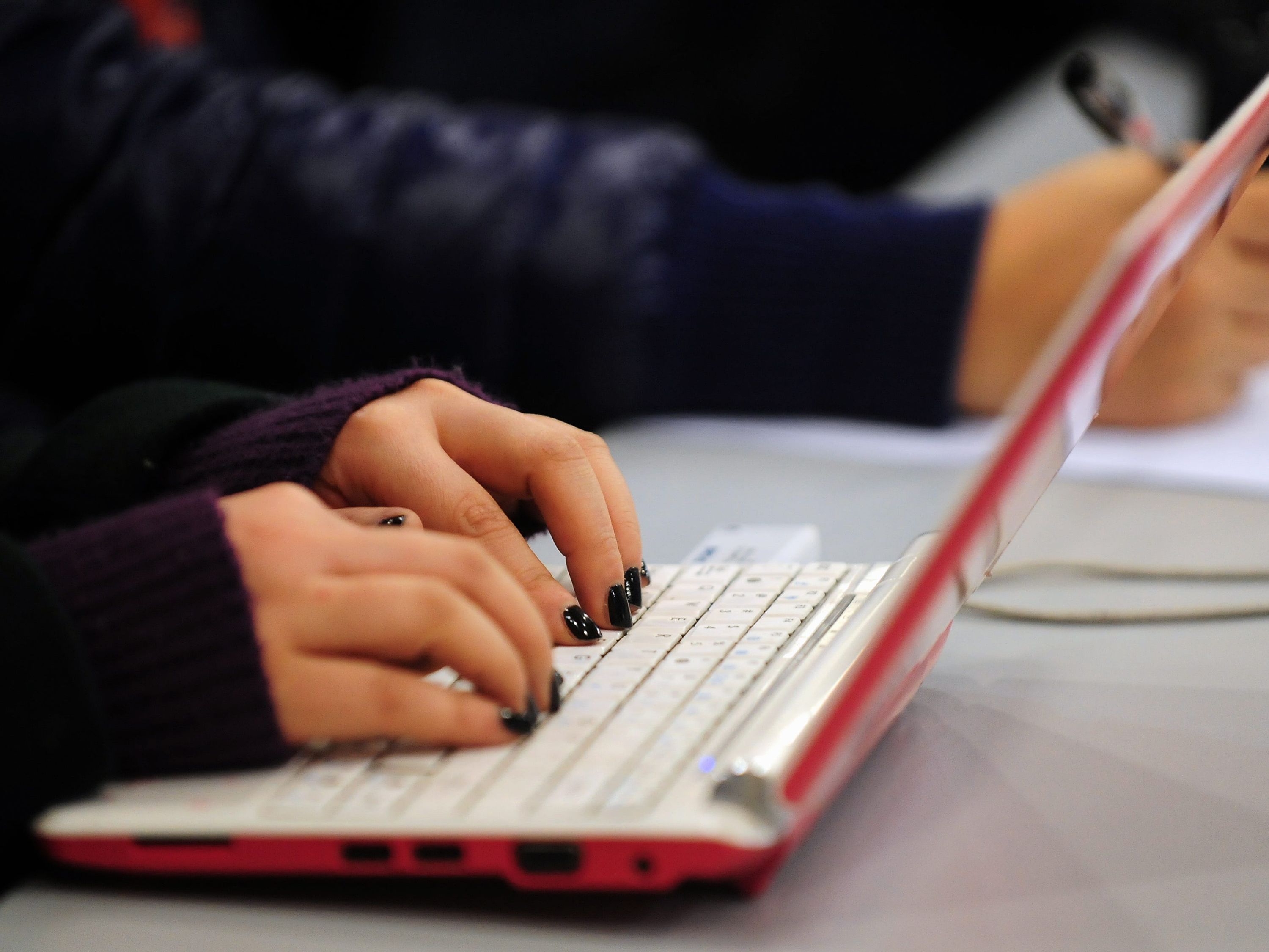 IA pode estar minando profissionalismo de e-mails e candidaturas femininas