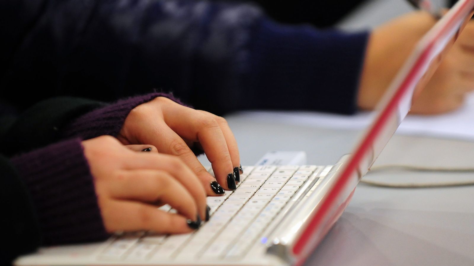 IA pode estar minando profissionalismo de e-mails e candidaturas femininas