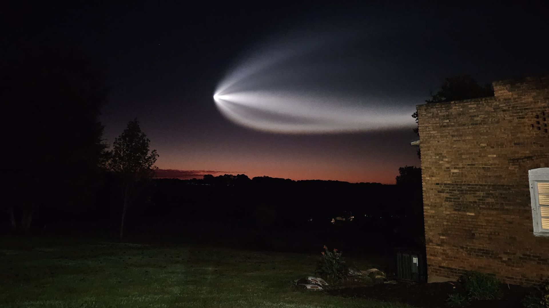 SpaceX: Fumaça de foguete vira 'água-viva espacial' no céu da Costa Leste
