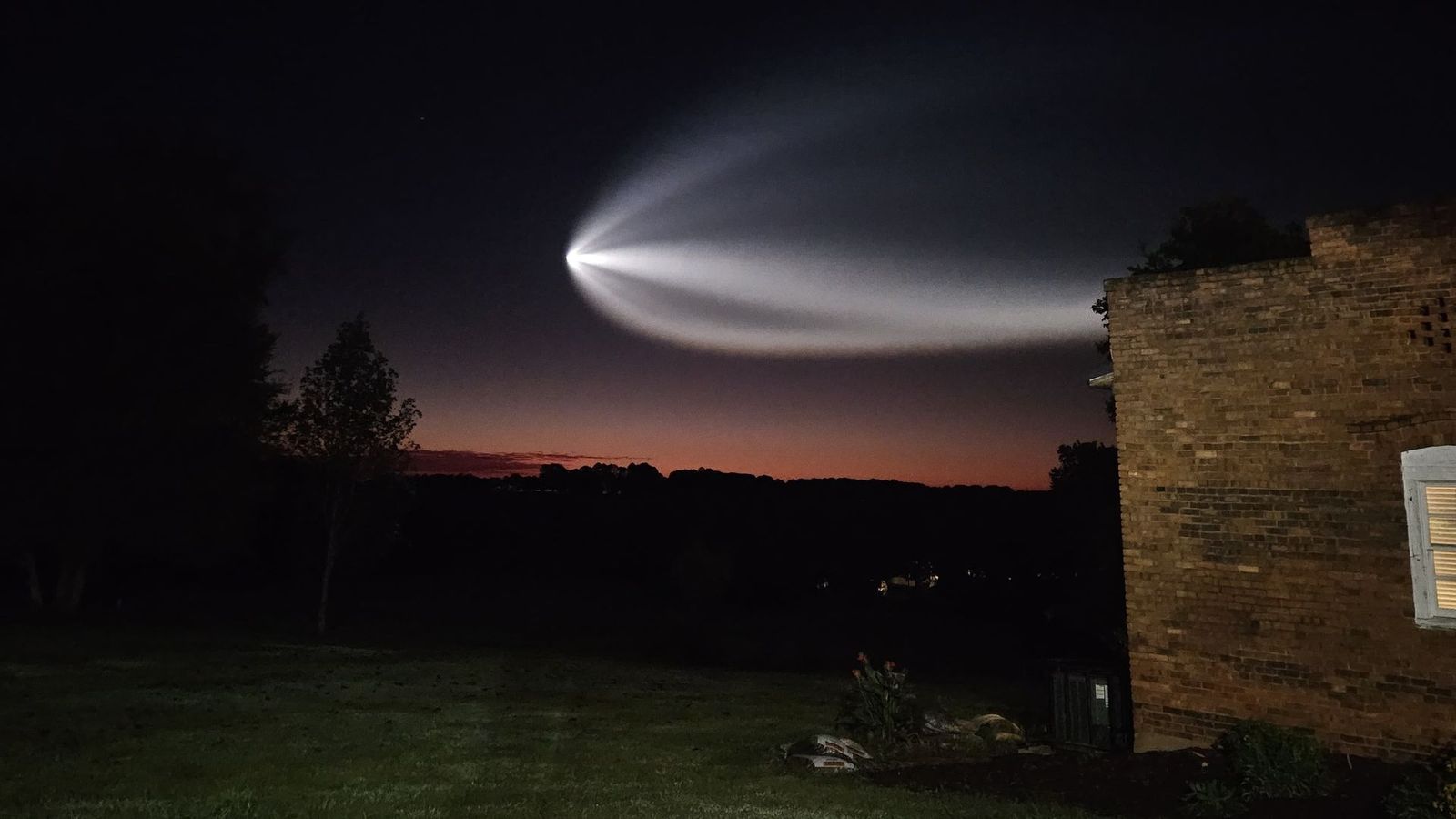 SpaceX: Fumaça de foguete vira 'água-viva espacial' no céu da Costa Leste