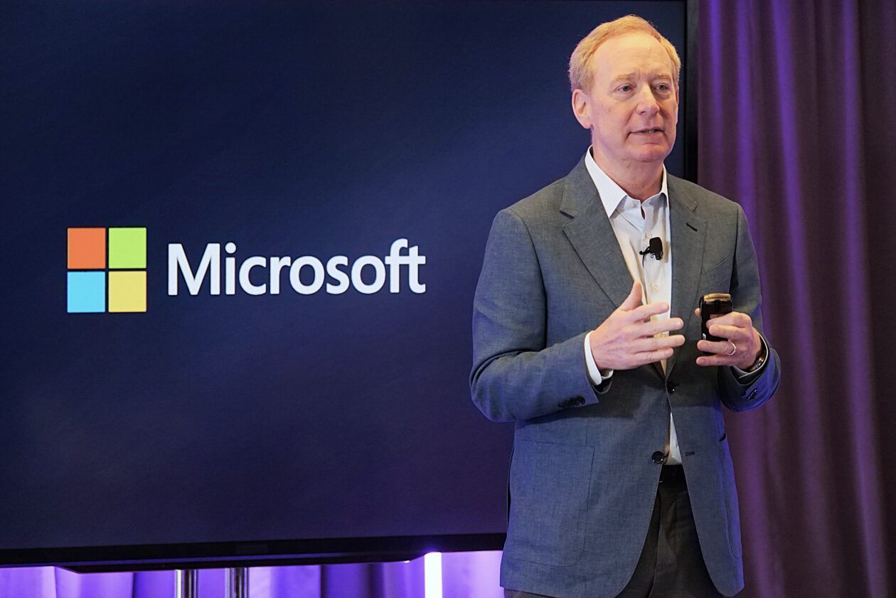 Brad Smith admite tensão entre IA e emprego — e tenta acalmar formandos