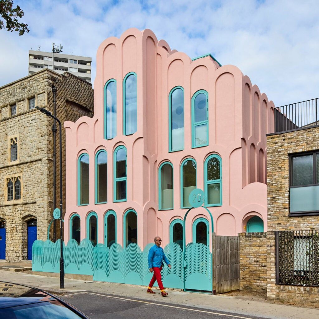 Peter Morris desafia o cinza de Londres com 'fairytale flamboyance'