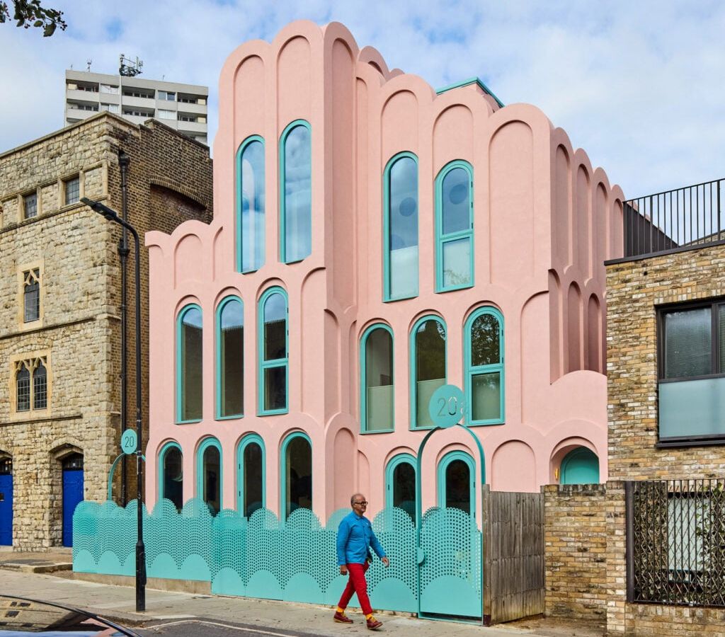Peter Morris desafia o cinza de Londres com 'fairytale flamboyance'