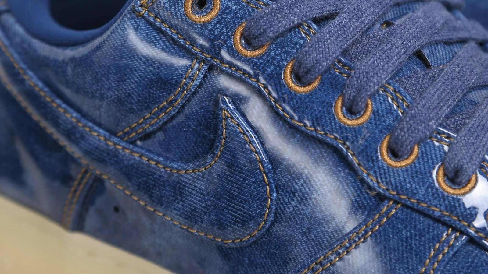 Nike aposta no denim envernizado para renovar o clássico Air Force 1