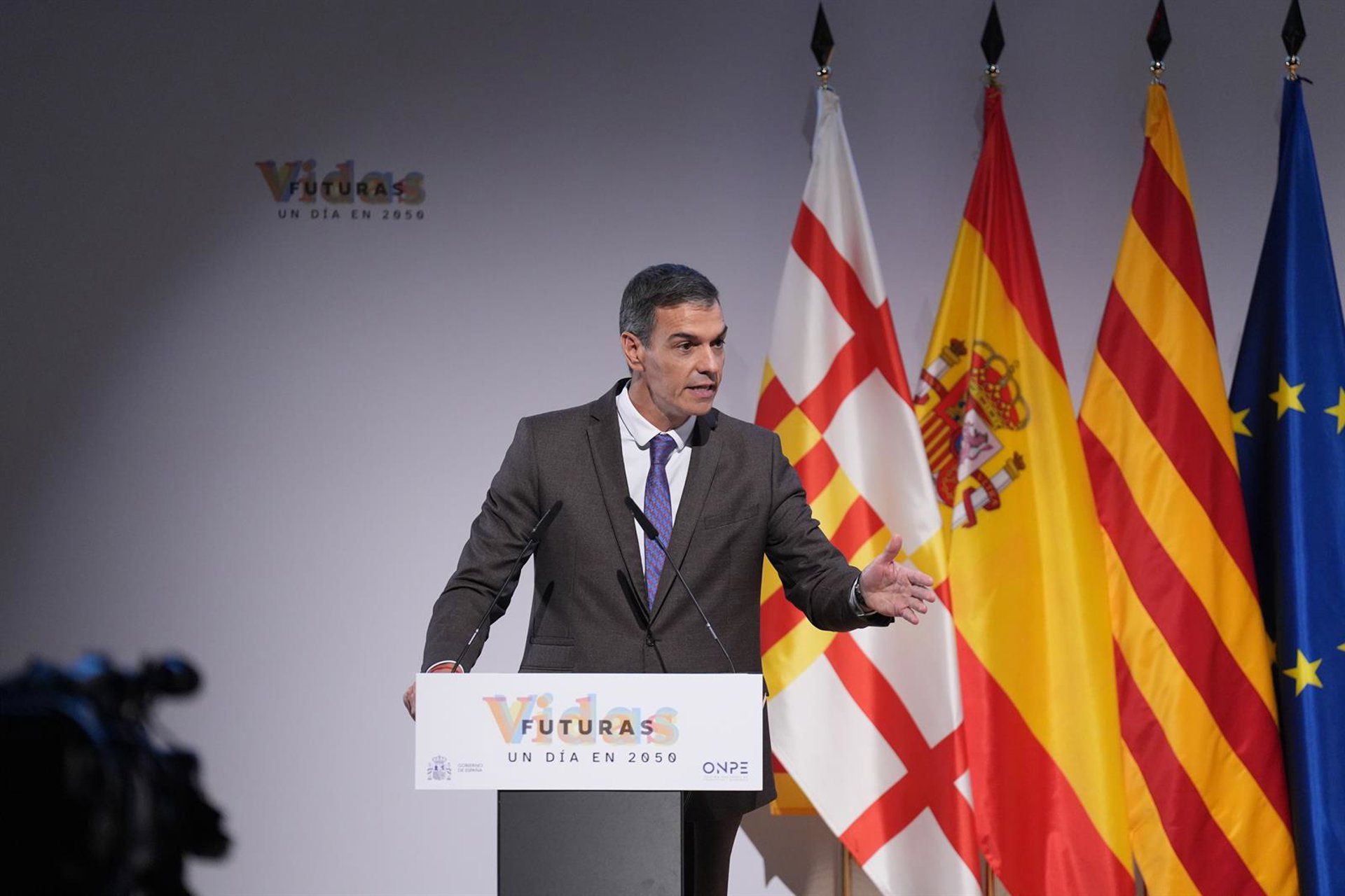 Sánchez pressiona CCAA a priorizar moradia sobre turismo com nova lei