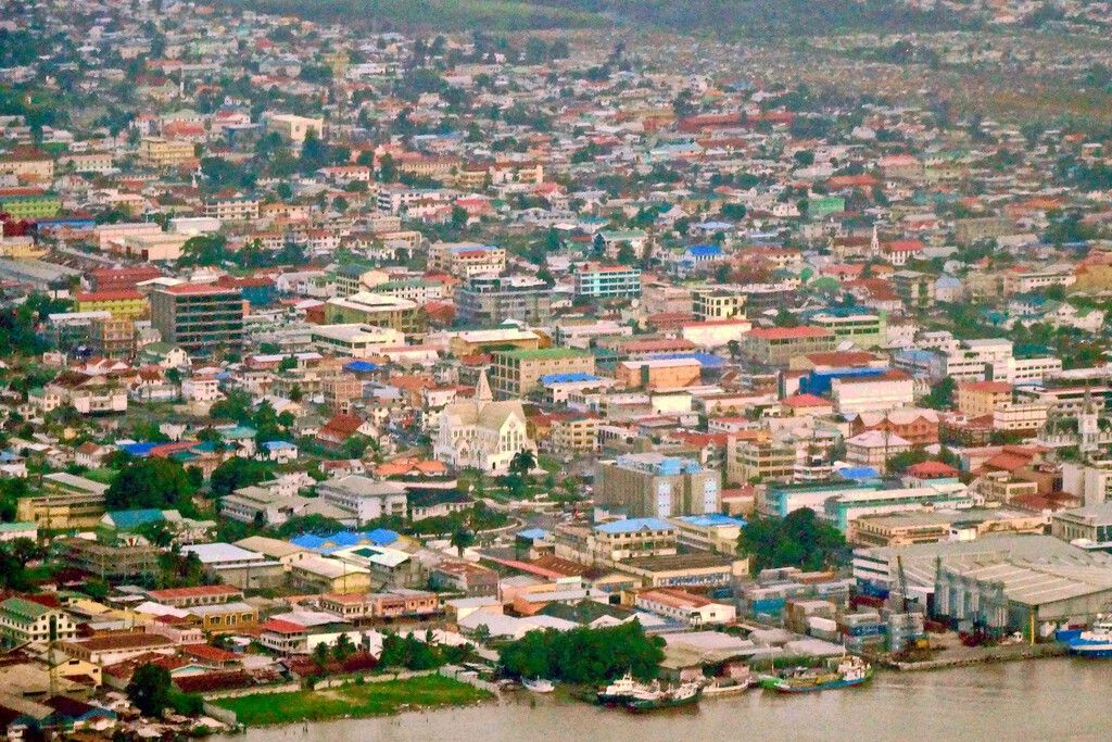 Guiana: Tensões no Oriente Médio impulsionam riqueza petrolífera e paradoxos