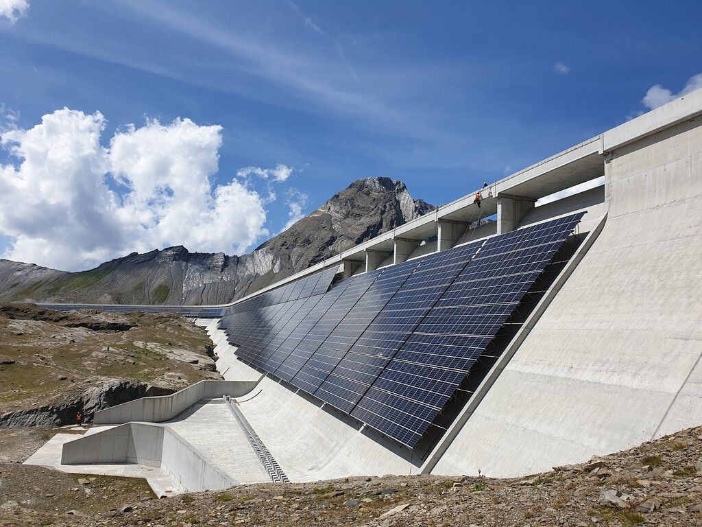 Suíça instala painéis solares em represa a 2.500 metros para suprir demanda de inverno