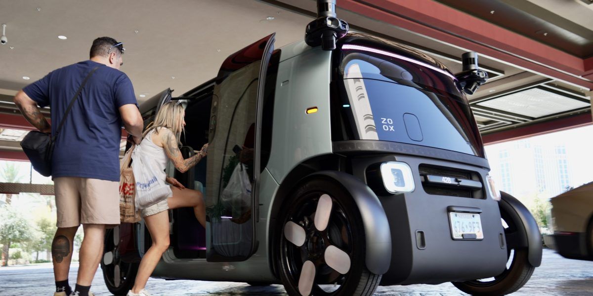 O robotáxi da Amazon já pode cobrar. A segurança, um debate em aberto