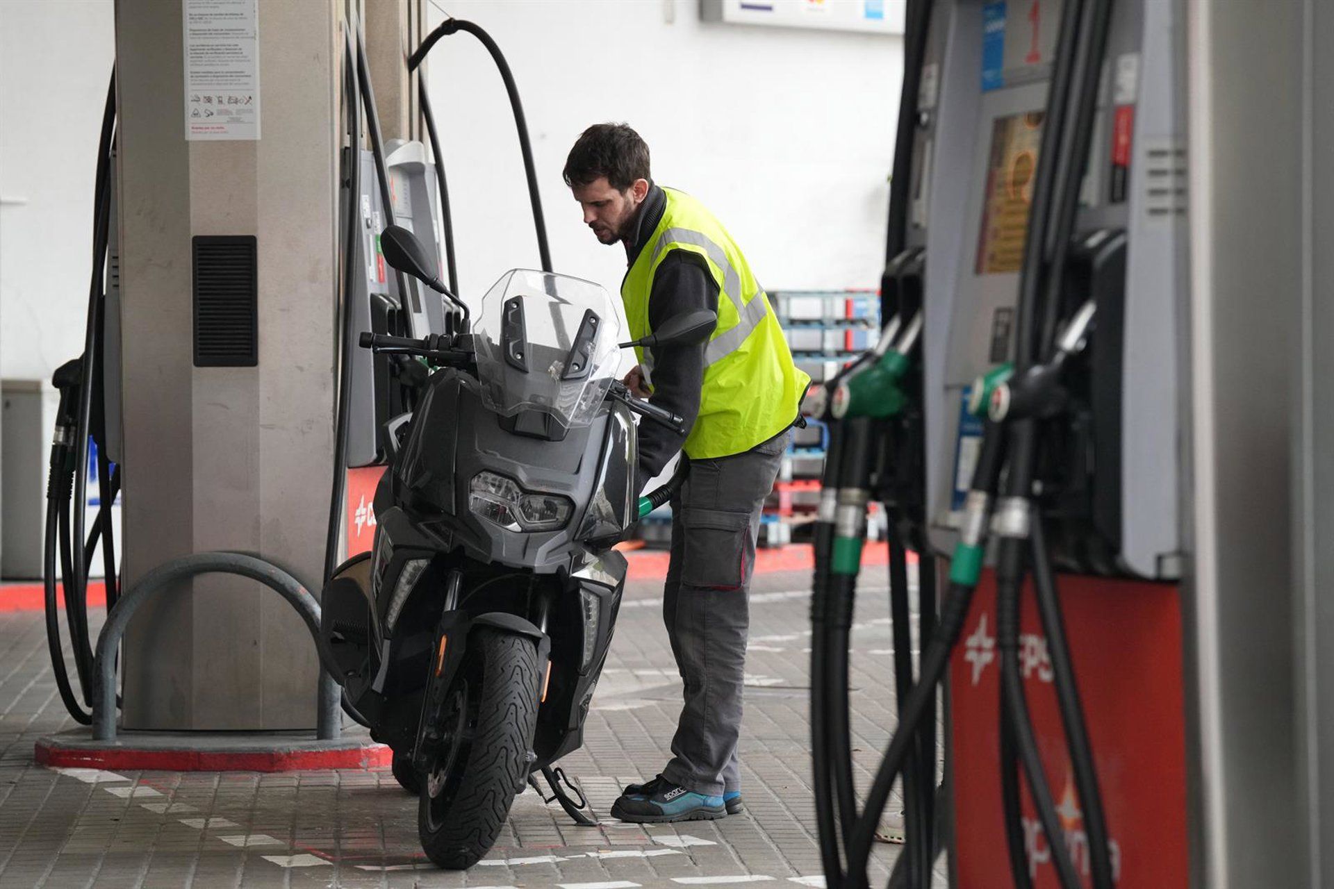 Gasolineras na Espanha elevam preços logo após mudança na política fiscal