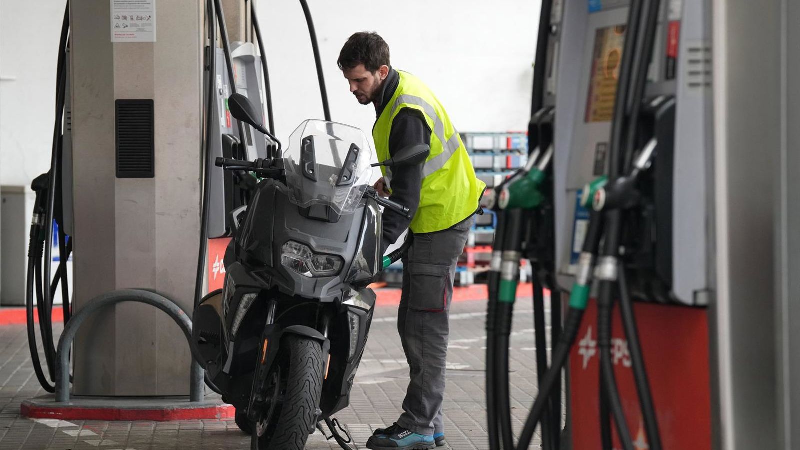 Gasolineras na Espanha elevam preços logo após mudança na política fiscal