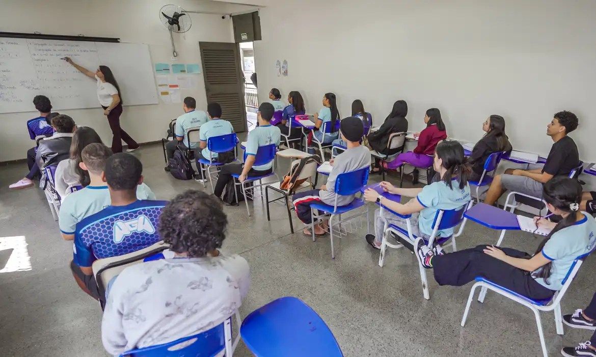 Brasil gasta 4,5% do PIB em educação, mas por aluno é 1/3 da OCDE