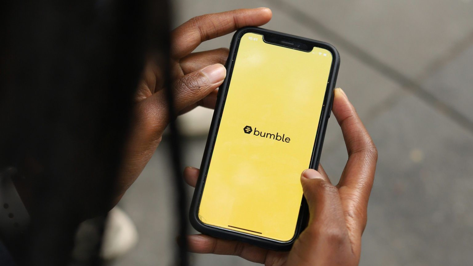 Bumble rasga o manual: o fim da primeira mensagem