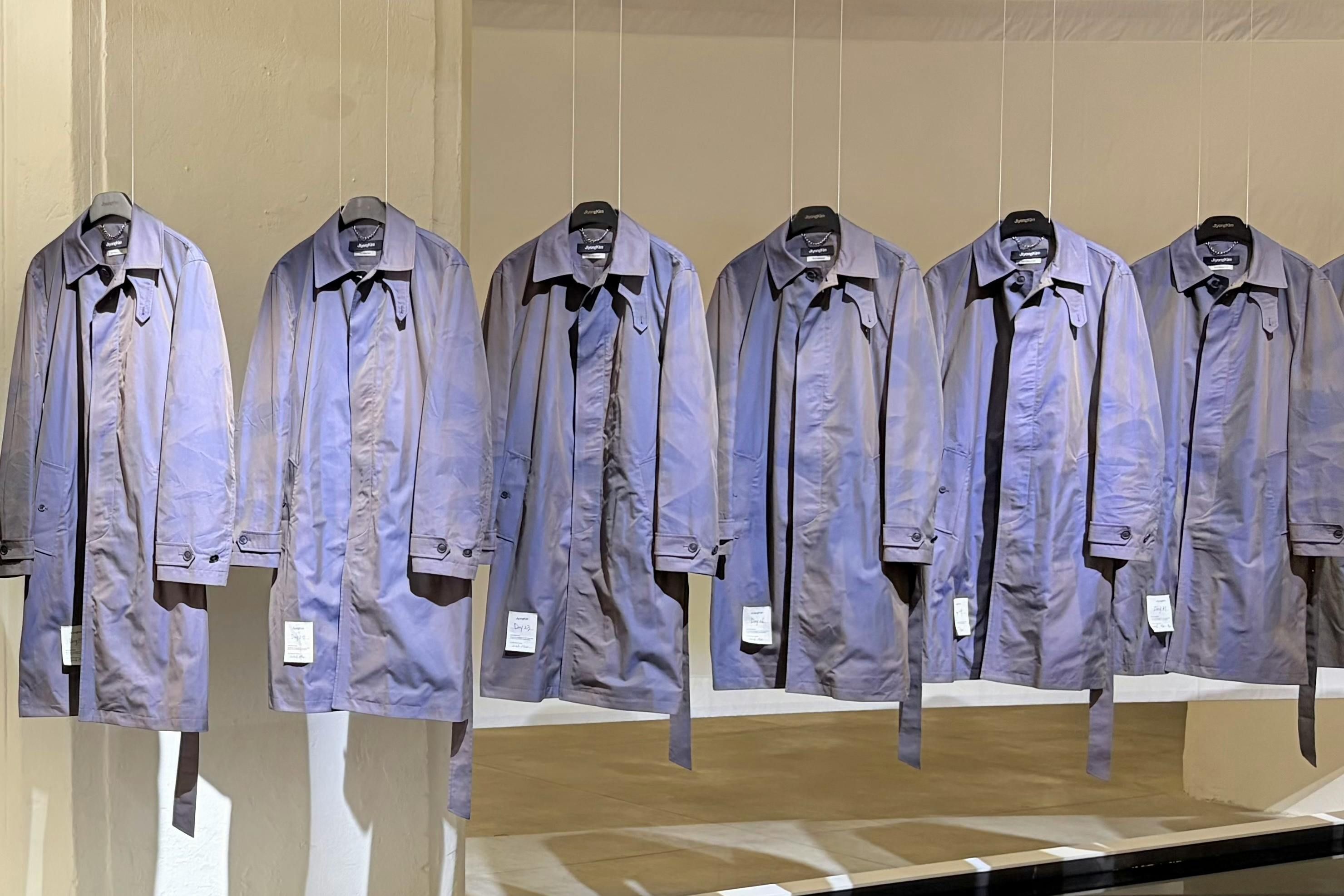 JiyongKim desafia a indústria da moda com exposição de peças desbotadas pelo sol