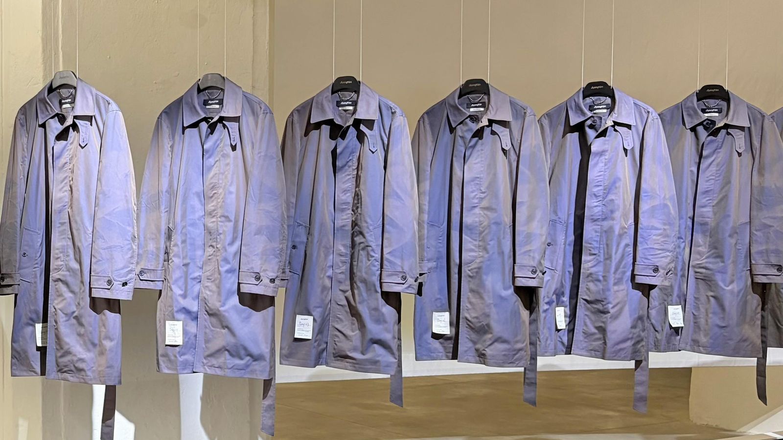 JiyongKim desafia a indústria da moda com exposição de peças desbotadas pelo sol