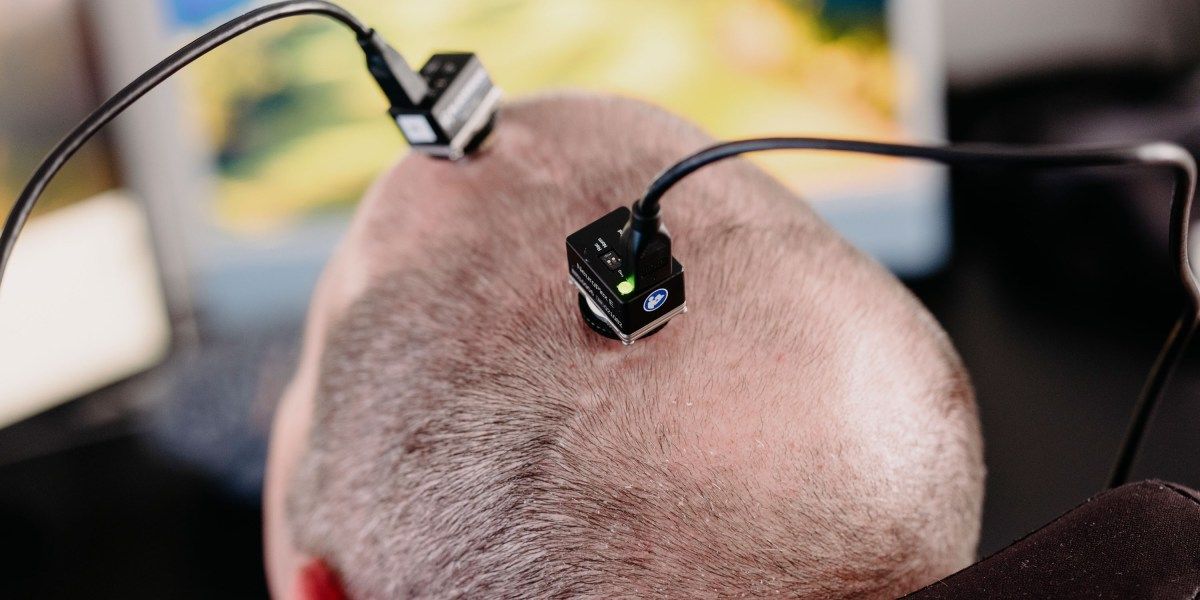 Implante cerebral permite que paciente com ELA recupere fala — e independência