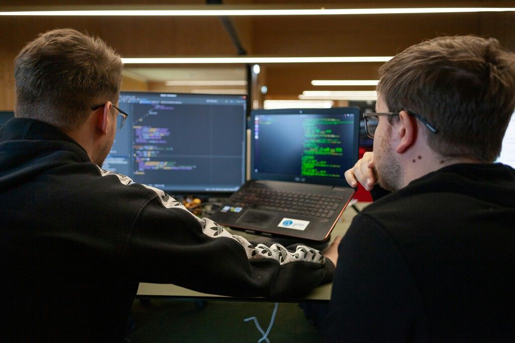 IA hackeia hackers: cibersegurança encara nova era de ataques
