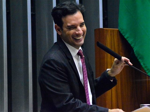Hugo Motta nomeia Leo Prates relator do projeto que altera jornada 6x1