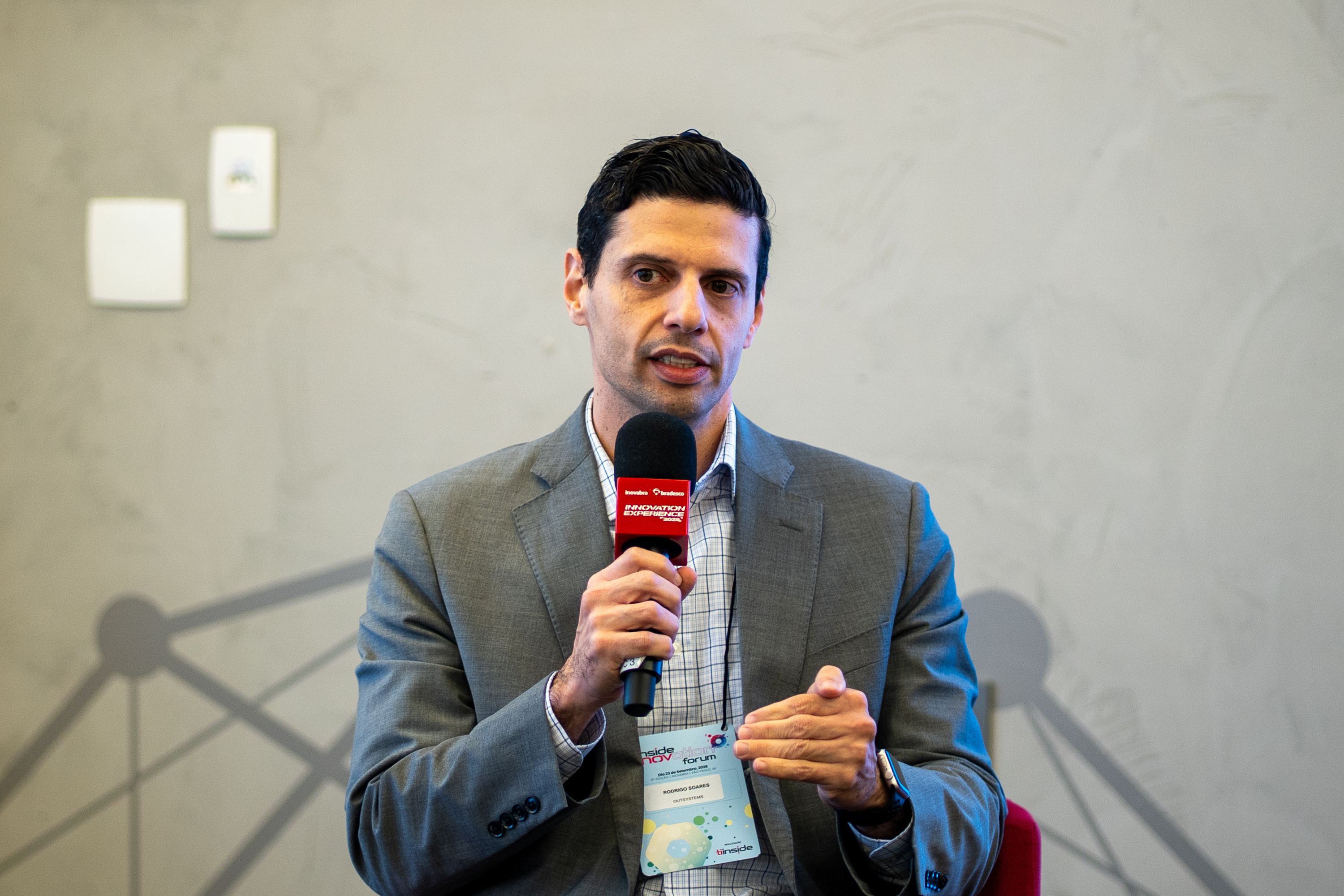 OutSystems: IA avança com multiagentes, não só com corte de custos