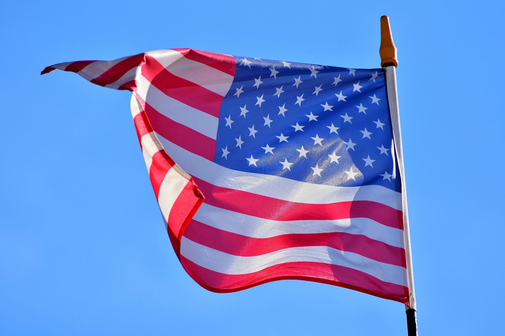 Inflação de serviços trava economia americana e Fed avalia manutenção de juros altos