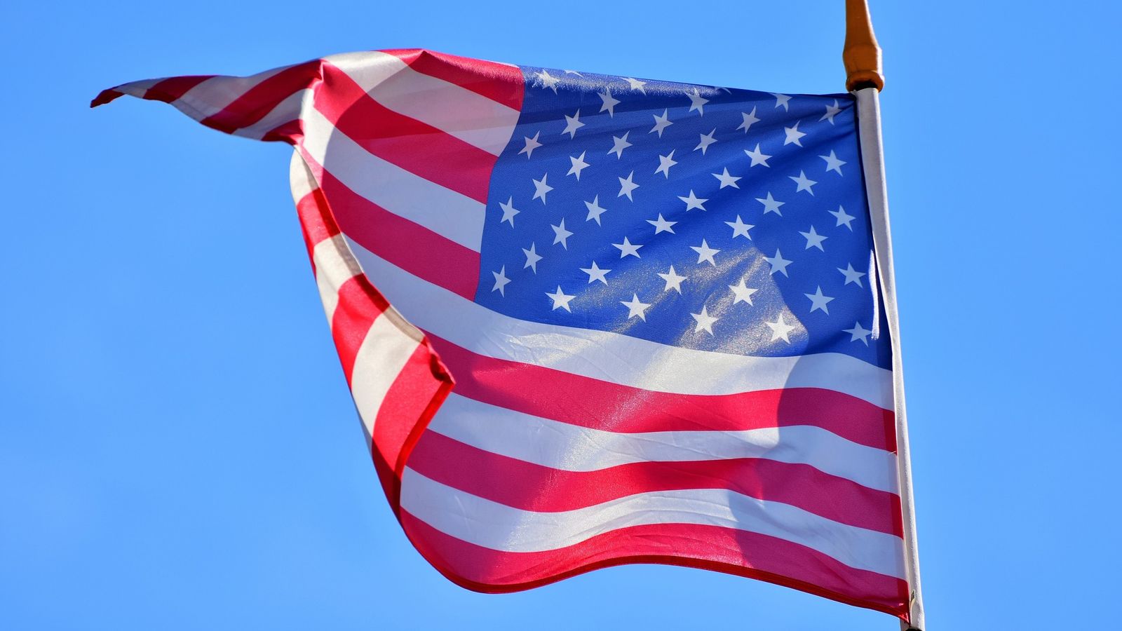 Inflação de serviços trava economia americana e Fed avalia manutenção de juros altos