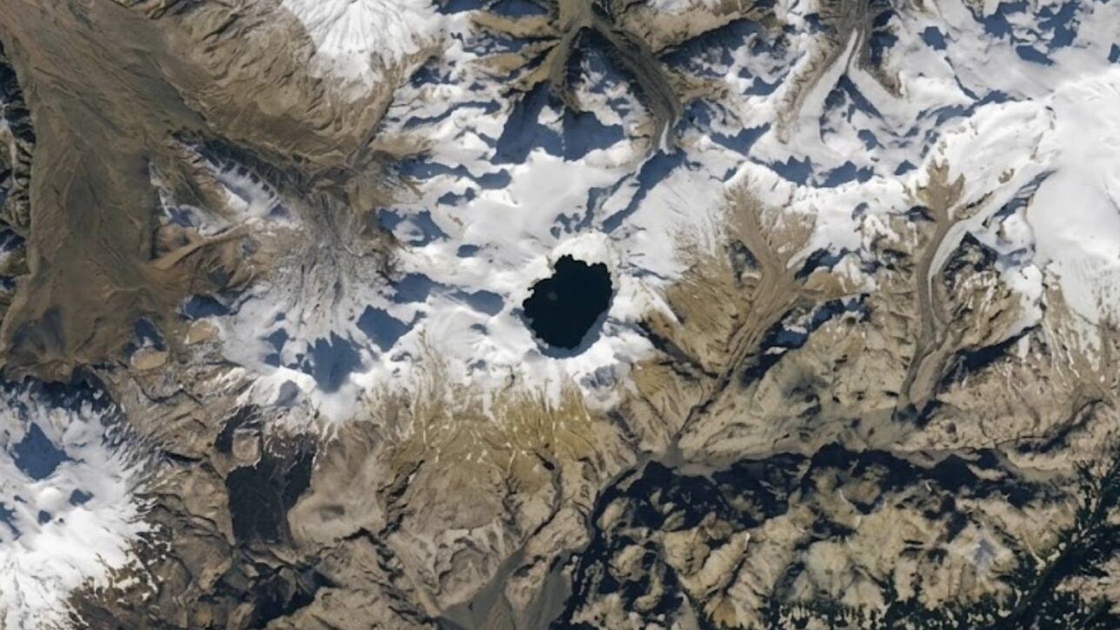 Satélite Landsat 9 revela cicatriz vulcânica histórica no Alasca — e o que ela ensina sobre Marte