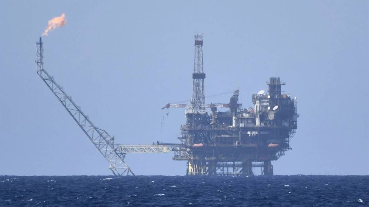Petróleo retorna ao patamar pré-conflito — mas mercado mantém prêmio de risco