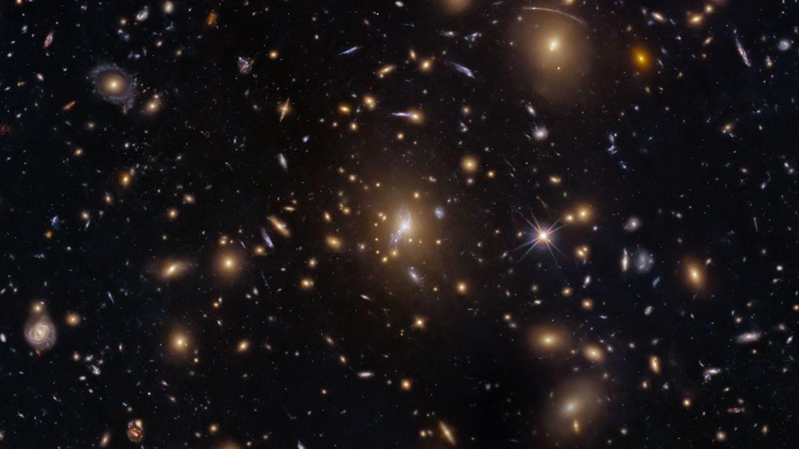 Hubble revela aglomerado MACS0329-0211 — uma lente natural para o passado do universo