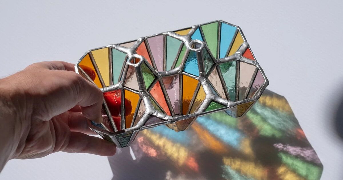 Ovo, cone e placa: a arte que transforma lixo suburbano em vitrais
