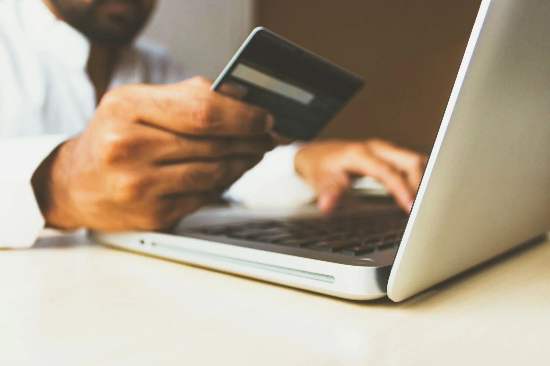 Bancos alertam: IA em compras online expõe a riscos de fraude e vazamento