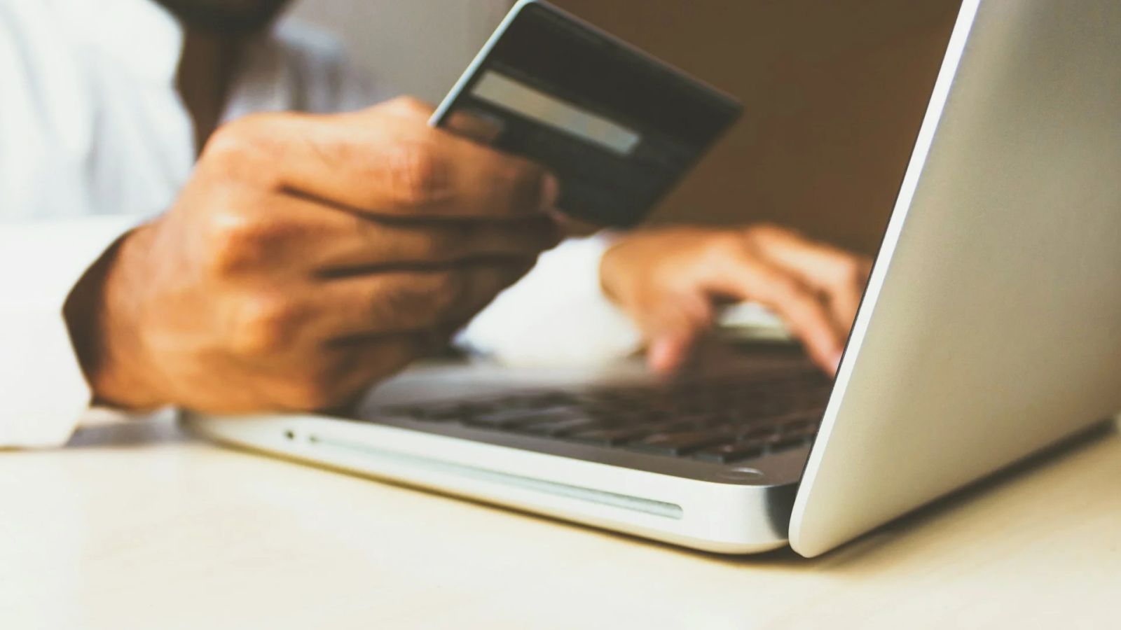 Bancos alertam: IA em compras online expõe a riscos de fraude e vazamento