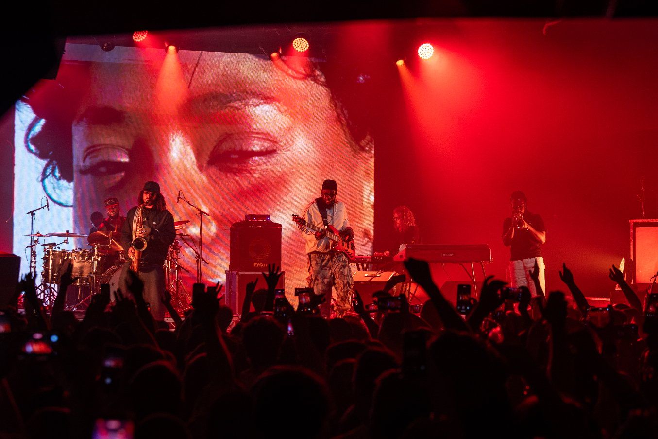 Ezra Collective transforma KOKO em templo de alegria em Londres
