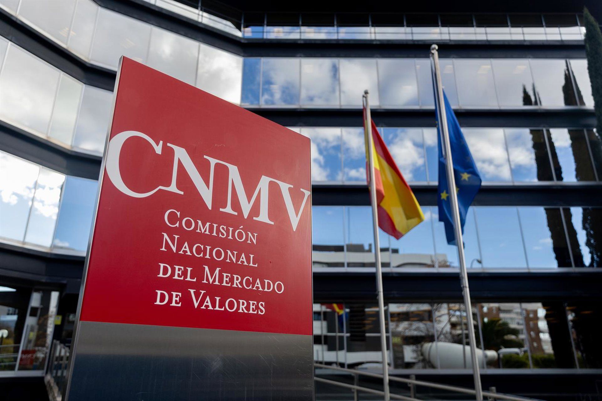 CNMV antecipa NIIF 18 e exige relatórios de impacto em 2026