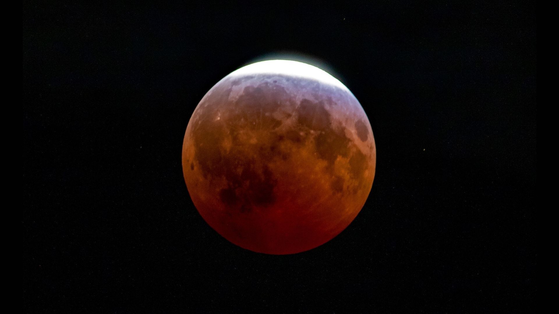 A noite em que a lua quase sangrou