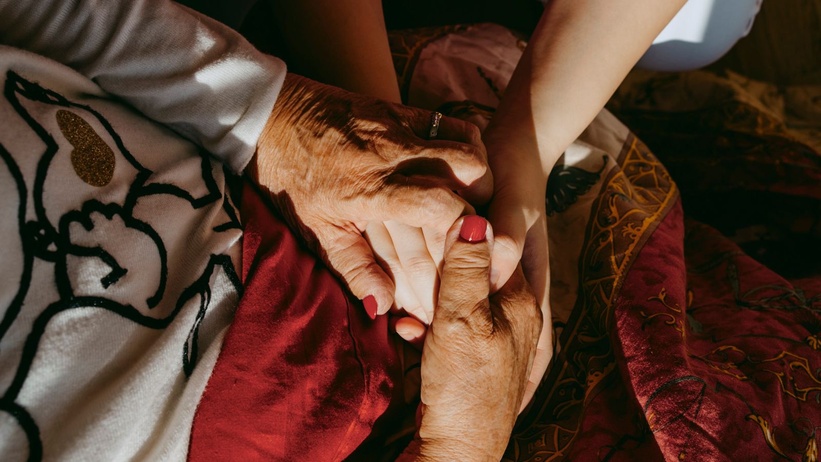 A distância intransponível entre o cuidado de pais idosos e a vida construída no exterior