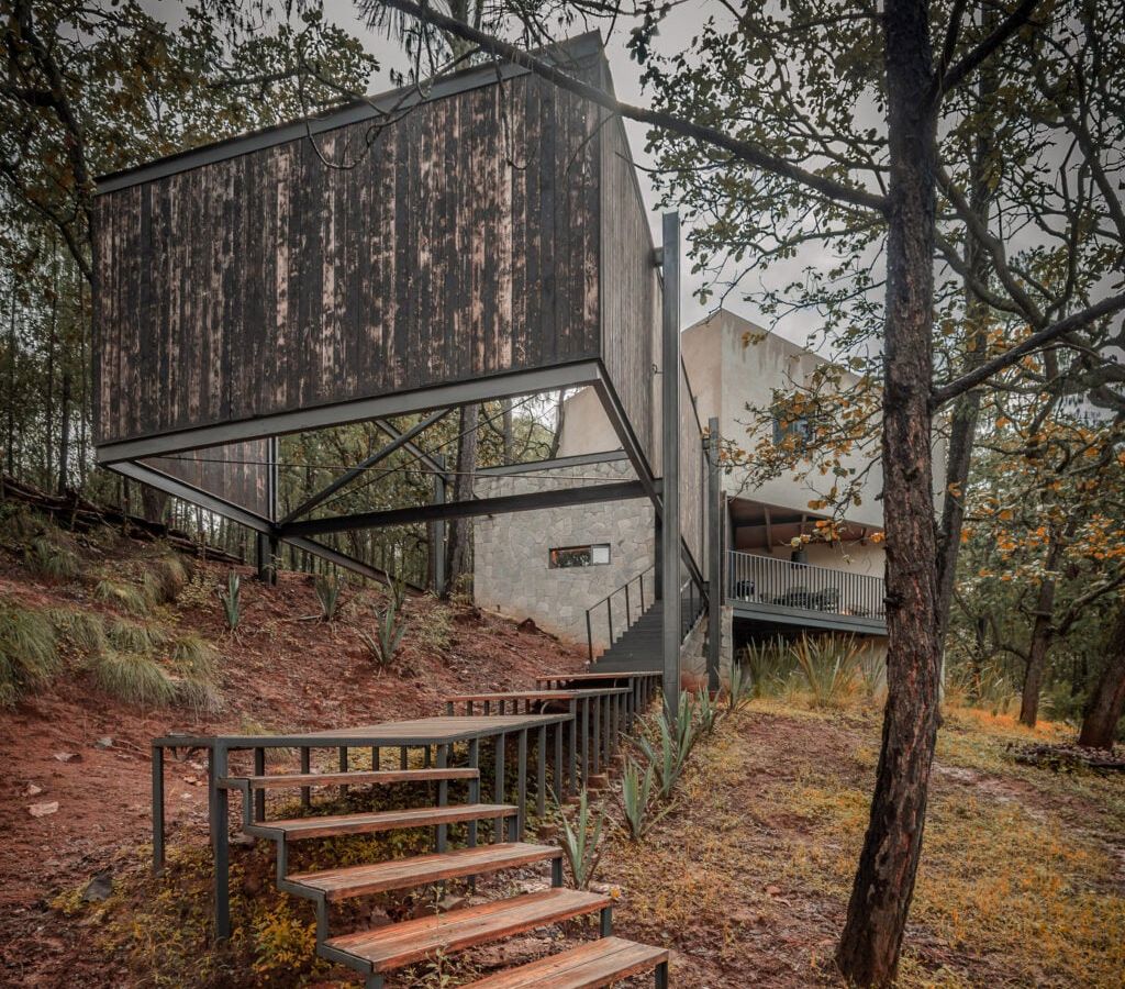 Dosorozco usa pedra e madeira carbonizada em casa na floresta mexicana