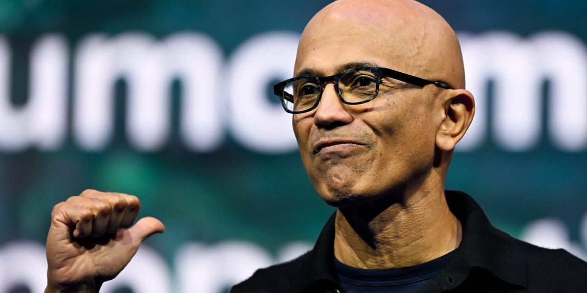 Microsoft pisa no freio da IA. Wall Street comemora