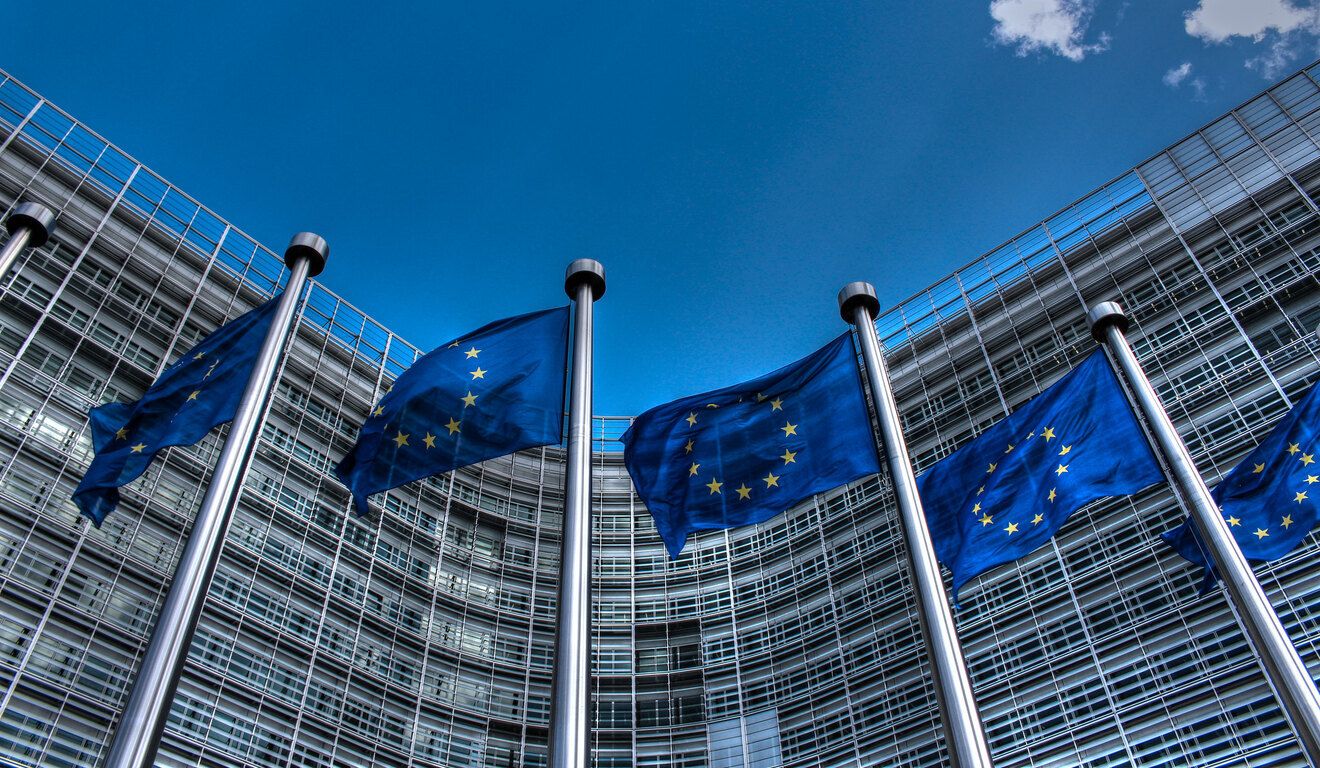 União Europeia isenta gestores de reporte de sustentabilidade — alinhamento ao padrão ISSB avança