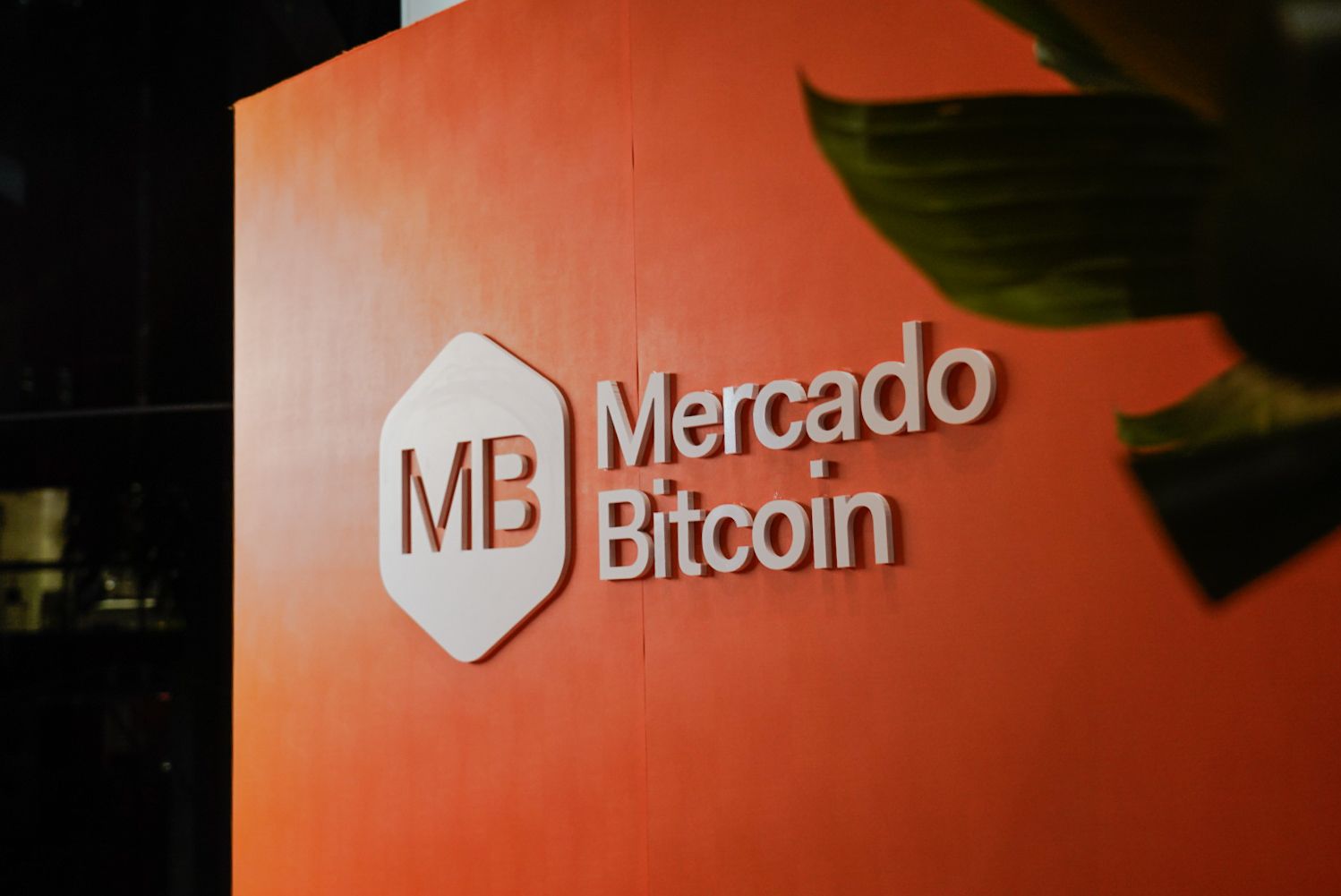 Mercado Bitcoin recebe R$ 100 milhões da Tether — e SoftBank prepara novo aporte