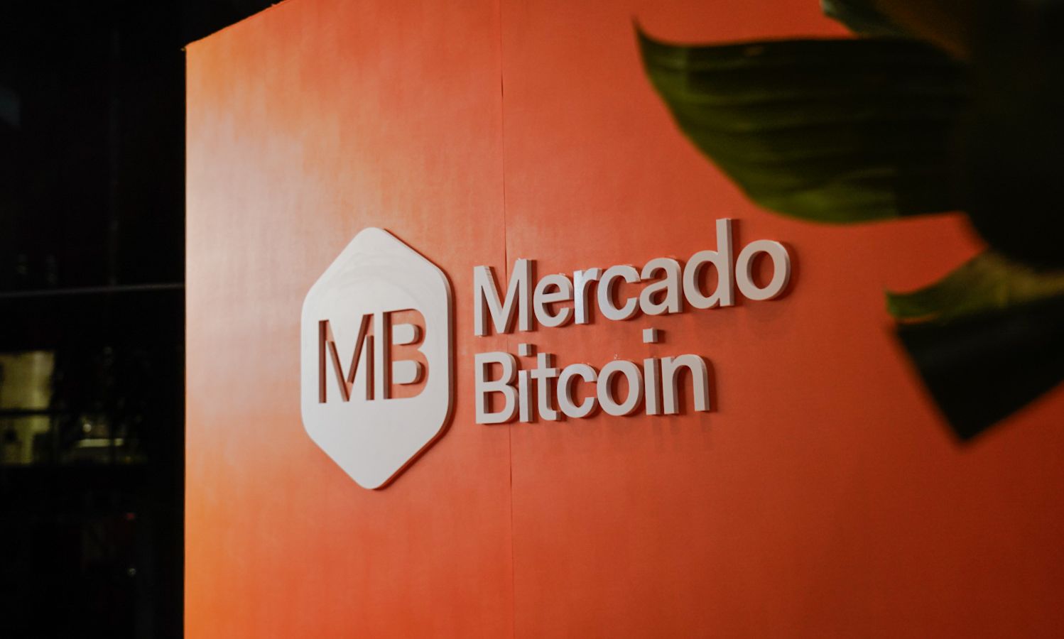 Mercado Bitcoin recebe R$ 100 milhões da Tether — e SoftBank prepara novo aporte