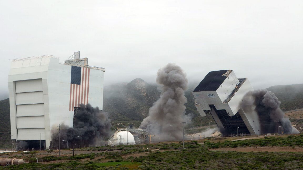 SpaceX demole torres históricas em Vandenberg para adaptar base de lançamentos
