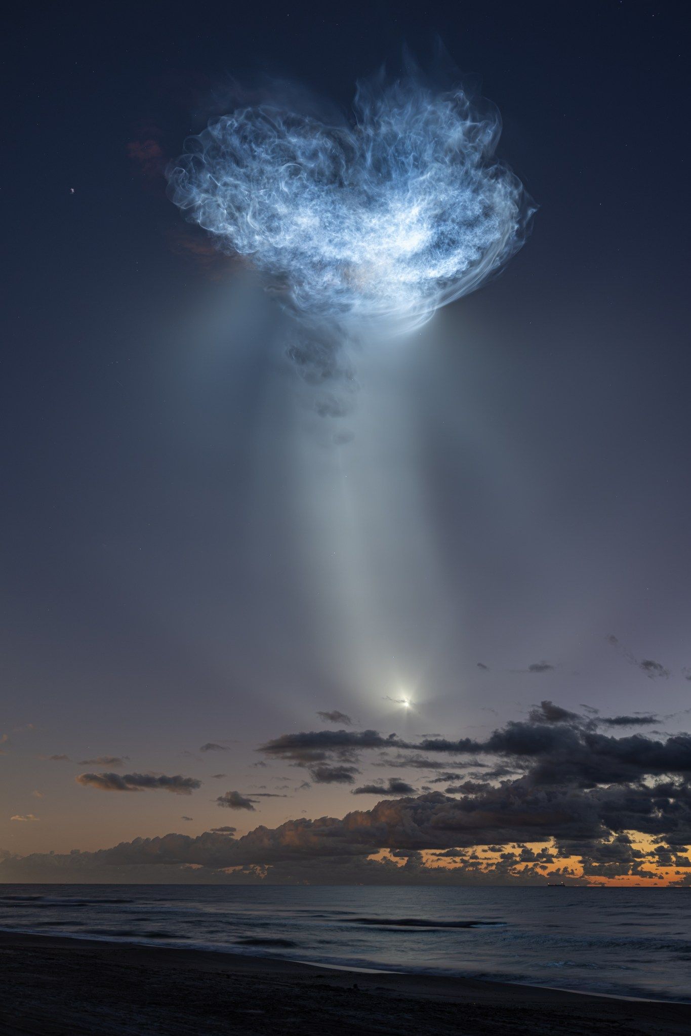 Foguete da SpaceX cria "medusa" de luz ao decolar para a ISS