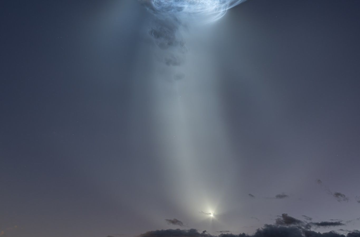 Foguete da SpaceX cria "medusa" de luz ao decolar para a ISS