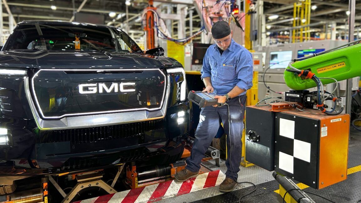 General Motors instala 50 robôs em fábrica de EVs enquanto mantém 1.300 funcionários demitidos