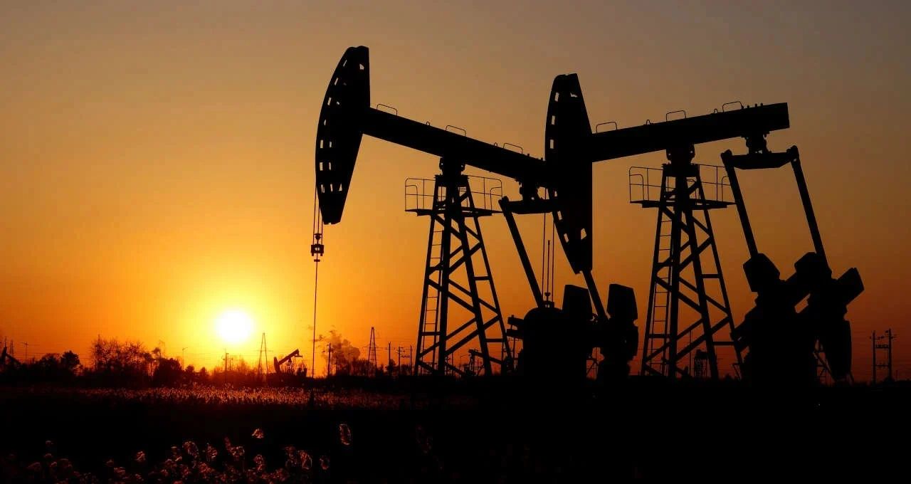 Petróleo reverte queda e sobe 2% com tensões no Estreito de Ormuz