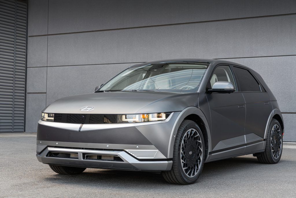 Carros elétricos usados atingem paridade de preço com modelos a combustão