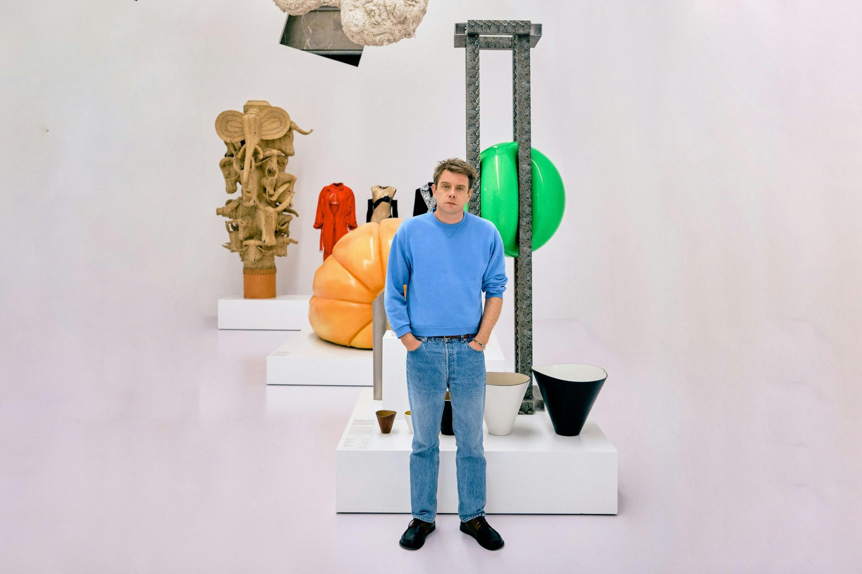 Jonathan Anderson: O curador de arte que transcende a moda