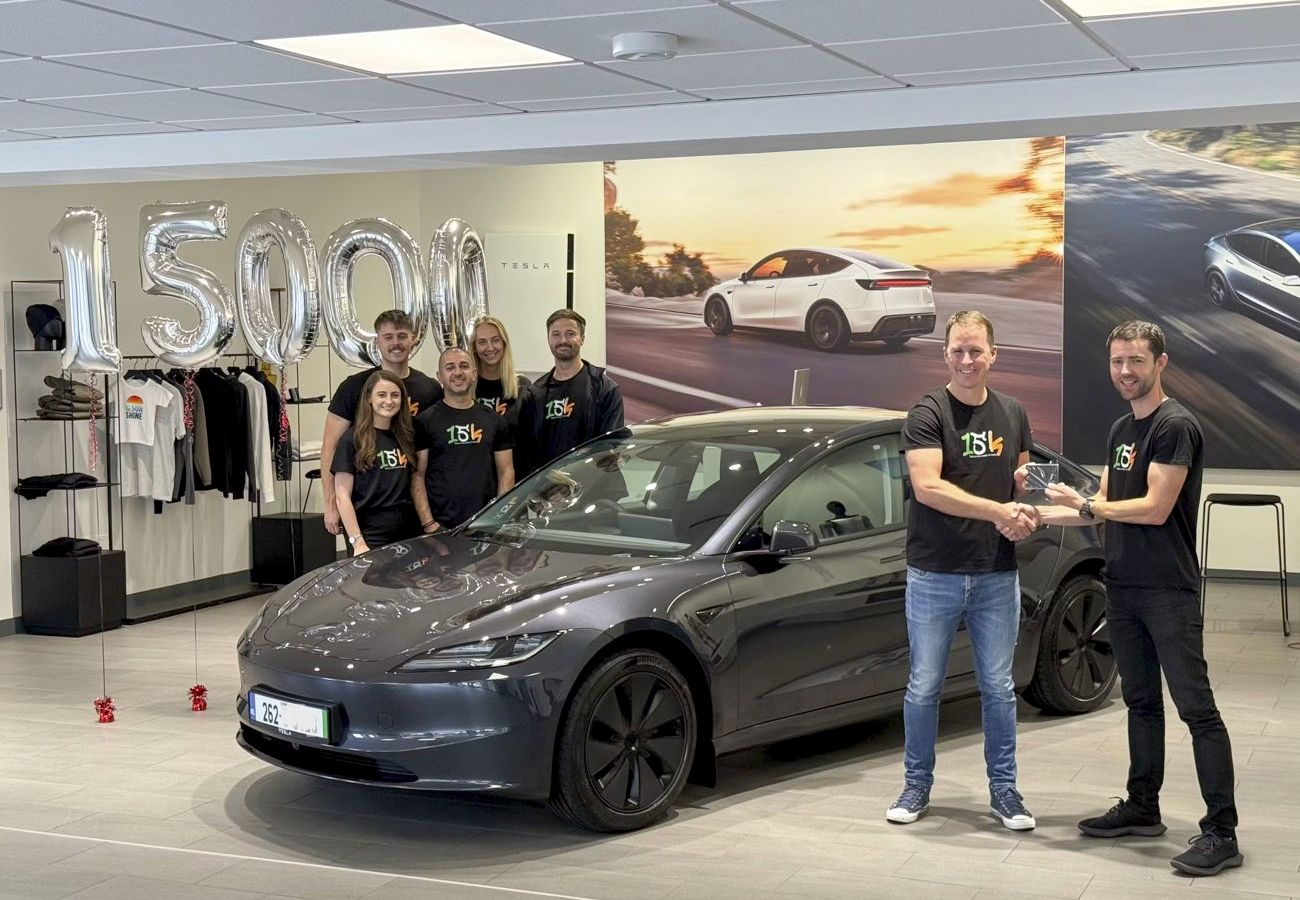 Tesla avança com FSD na Europa; Irlanda ainda aguarda aprovação