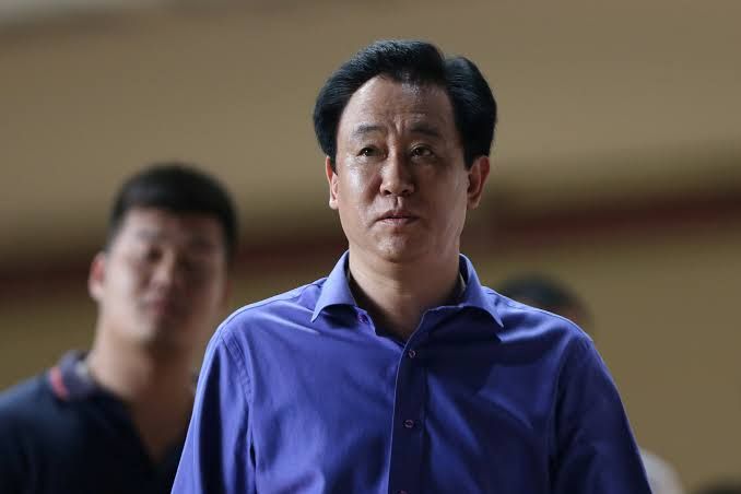 Pequim sentencia Evergrande: prisão perpétua para o barão imobiliário